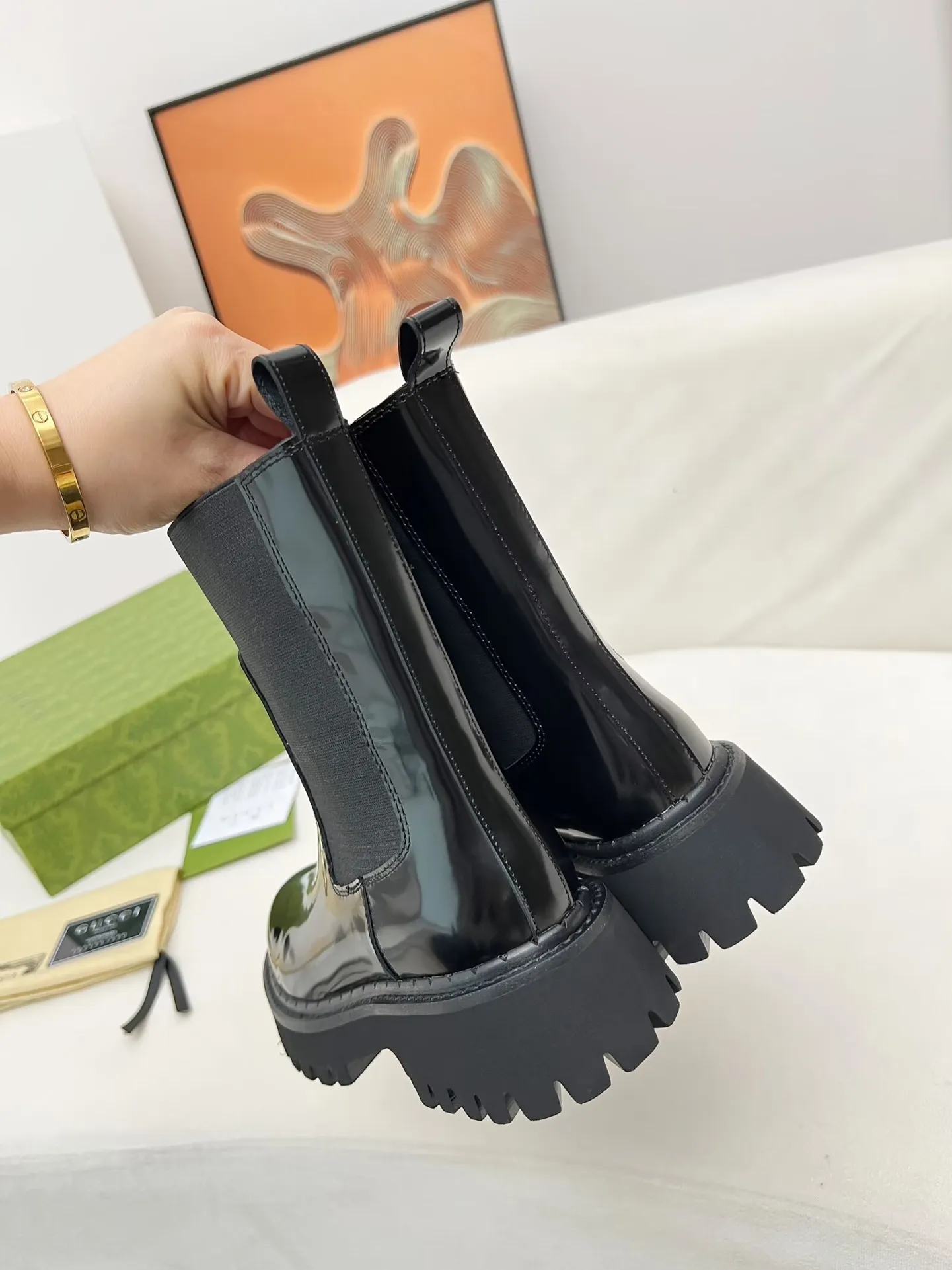 👟👟Ex-factory price 600👟👟 2025 latest version of Gucci GUCCI versatile Martin boots, easy to put on and take off, brand webbing color matching Heel height: 5cm Fabric: cowhide/open edge beads Inner/foot pads: black cowhide 🐂 Outsole is made of foam outsole Color: black Code number: 34-40. 34 and 41 42 Need to be customized Packaging: Comes with card and cloth bag.